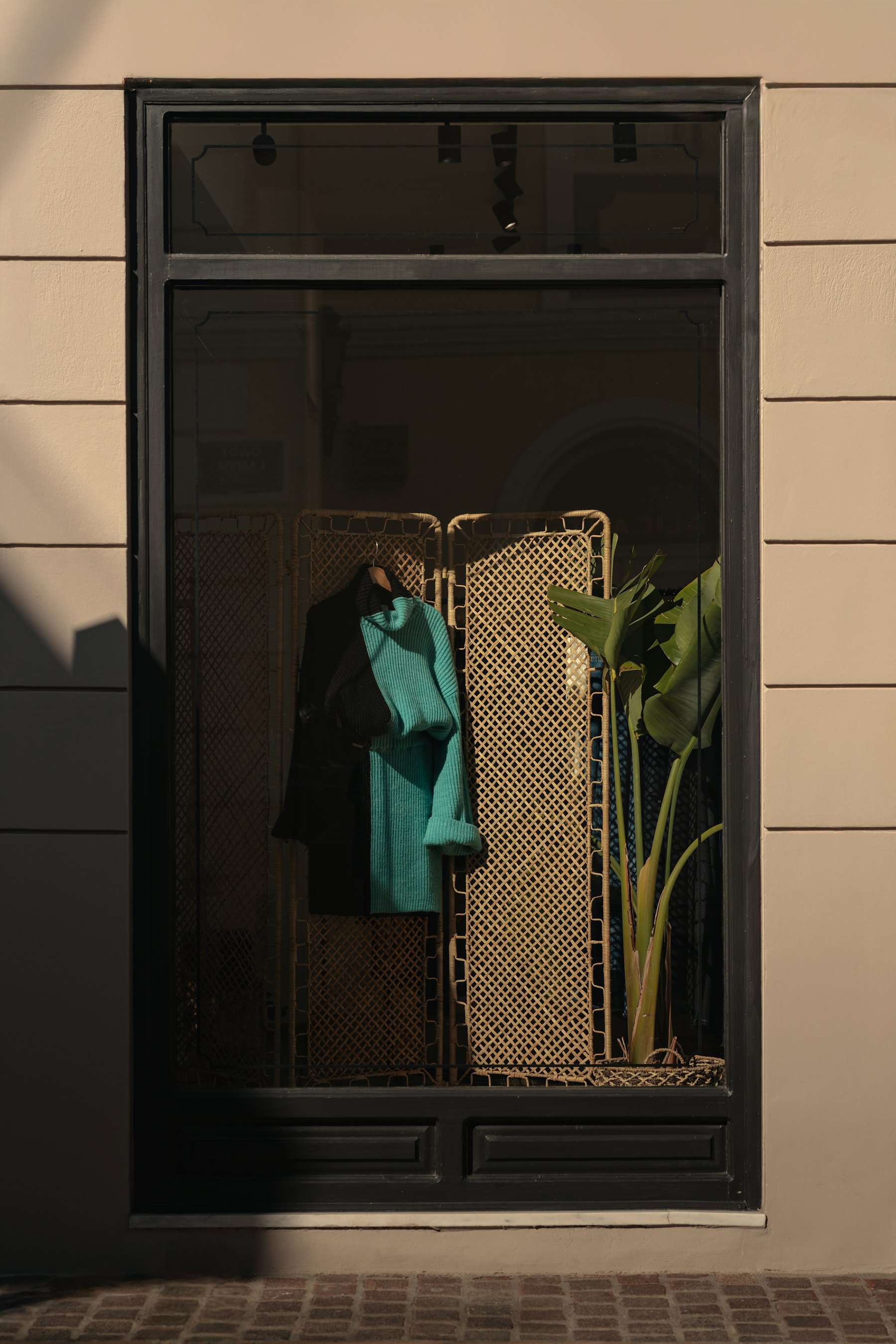 服が飾られたお店のショーウィンドウ