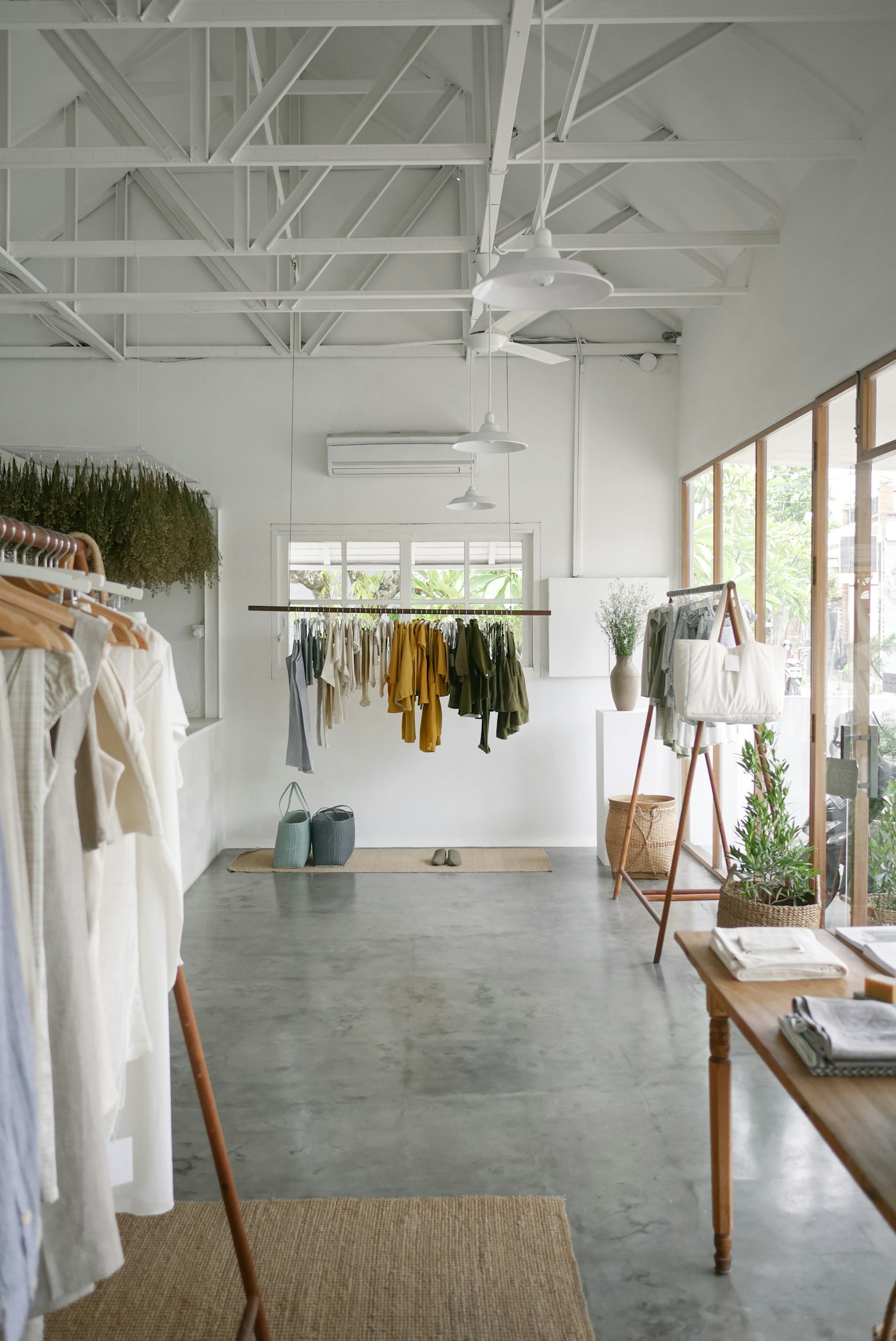 服が並ぶ店内のラック